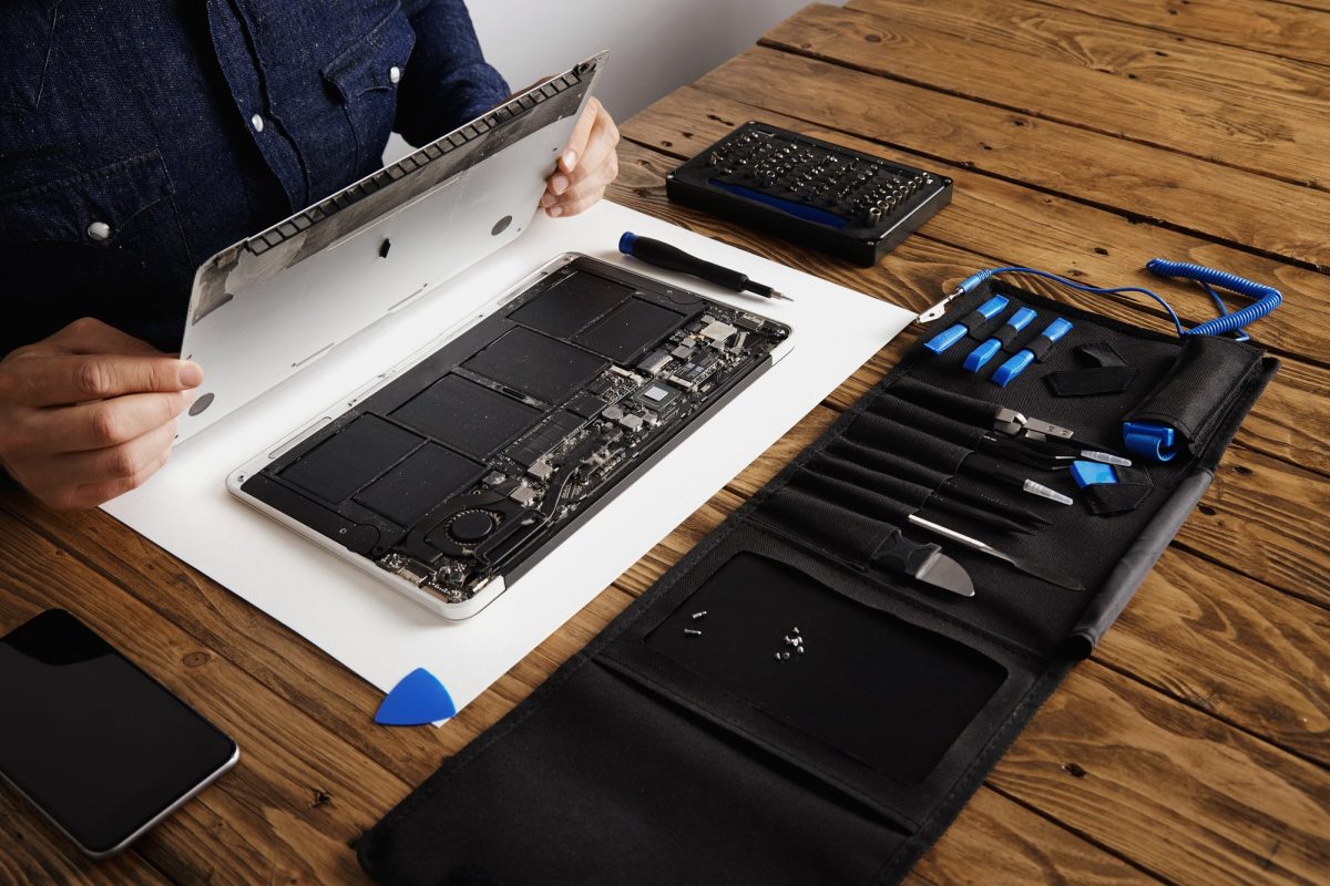 Why So Many Choose iExpert for HP Screen Repairs
